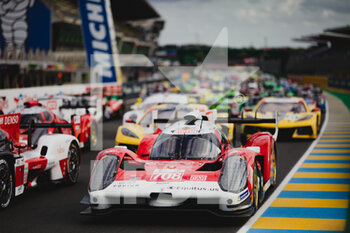2022-06-07 - 708 PLA Olivier (fra), DUMAS Romain (fra), DERANI Felipe (bra), Glickenhaus Racing, Glickenhaus 007 LMH, ambiance during the free practices and qualifying sessions of the 2022 24 Hours of Le Mans, 3rd round of the 2022 FIA World Endurance Championship, on the Circuit de la Sarthe, from June 8 to 12, 2022 in Le Mans, France - 24 HEURES DU MANS 2022 - FREE PRACTICES AND QUALIFYING - ENDURANCE - MOTORS