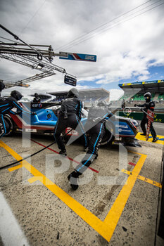 2022-06-08 - 36 NEGRAO André (bra), LAPIERRE Nicolas (fra), VAXIVIERE Matthieu (fra), Alpine Elf Team, Alpine A480 - Gibson, action mechanic, mecanicien pitlane, during the free practices and qualifying sessions of the 2022 24 Hours of Le Mans, 3rd round of the 2022 FIA World Endurance Championship, on the Circuit de la Sarthe, from June 8 to 12, 2022 in Le Mans, France - 24 HEURES DU MANS 2022 - FREE PRACTICES AND QUALIFYING - ENDURANCE - MOTORS