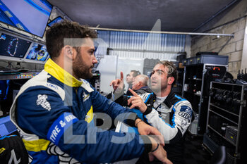 2022-06-08 - NEGRAO André (bra), Alpine Elf Team, Alpine A480 - Gibson, portrait with Michelin ingénieur, engineer, during the free practices and qualifying sessions of the 2022 24 Hours of Le Mans, 3rd round of the 2022 FIA World Endurance Championship, on the Circuit de la Sarthe, from June 8 to 12, 2022 in Le Mans, France - 24 HEURES DU MANS 2022 - FREE PRACTICES AND QUALIFYING - ENDURANCE - MOTORS