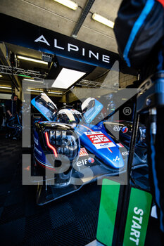 2022-06-08 - 36 NEGRAO André (bra), LAPIERRE Nicolas (fra), VAXIVIERE Matthieu (fra), Alpine Elf Team, Alpine A480 - Gibson, garage, box, during the free practices and qualifying sessions of the 2022 24 Hours of Le Mans, 3rd round of the 2022 FIA World Endurance Championship, on the Circuit de la Sarthe, from June 8 to 12, 2022 in Le Mans, France - 24 HEURES DU MANS 2022 - FREE PRACTICES AND QUALIFYING - ENDURANCE - MOTORS