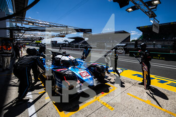 2022-06-08 - 36 NEGRAO André (bra), LAPIERRE Nicolas (fra), VAXIVIERE Matthieu (fra), Alpine Elf Team, Alpine A480 - Gibson, mechanic, mecanicien pitlane, during the free practices and qualifying sessions of the 2022 24 Hours of Le Mans, 3rd round of the 2022 FIA World Endurance Championship, on the Circuit de la Sarthe, from June 8 to 12, 2022 in Le Mans, France - 24 HEURES DU MANS 2022 - FREE PRACTICES AND QUALIFYING - ENDURANCE - MOTORS