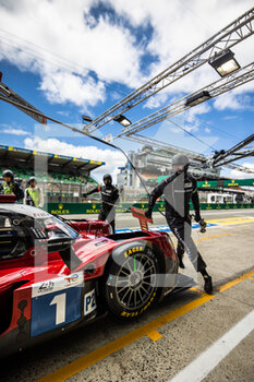 2022-06-08 - 01 WADOUX Lilou (fra), OGIER Sébastien (fra), MILESI Charles (fra), Richard Mille Racing Team, Oreca 07 - Gibson, action mechanic, mecanicien pitlane, during the free practices and qualifying sessions of the 2022 24 Hours of Le Mans, 3rd round of the 2022 FIA World Endurance Championship, on the Circuit de la Sarthe, from June 8 to 12, 2022 in Le Mans, France - 24 HEURES DU MANS 2022 - FREE PRACTICES AND QUALIFYING - ENDURANCE - MOTORS