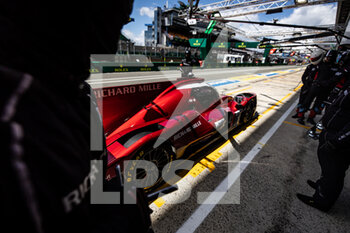 2022-06-08 - 01 WADOUX Lilou (fra), OGIER Sébastien (fra), MILESI Charles (fra), Richard Mille Racing Team, Oreca 07 - Gibson, pitlane, during the free practices and qualifying sessions of the 2022 24 Hours of Le Mans, 3rd round of the 2022 FIA World Endurance Championship, on the Circuit de la Sarthe, from June 8 to 12, 2022 in Le Mans, France - 24 HEURES DU MANS 2022 - FREE PRACTICES AND QUALIFYING - ENDURANCE - MOTORS