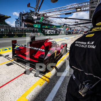 2022-06-08 - 01 WADOUX Lilou (fra), OGIER Sébastien (fra), MILESI Charles (fra), Richard Mille Racing Team, Oreca 07 - Gibson, pitlane, during the free practices and qualifying sessions of the 2022 24 Hours of Le Mans, 3rd round of the 2022 FIA World Endurance Championship, on the Circuit de la Sarthe, from June 8 to 12, 2022 in Le Mans, France - 24 HEURES DU MANS 2022 - FREE PRACTICES AND QUALIFYING - ENDURANCE - MOTORS