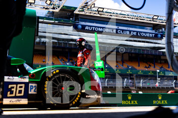 2022-06-08 - 38 GONZALEZ Roberto (mex), DA COSTA Antonio Felix (prt), STEVENS Will (gbr), Jota, Oreca 07 - Gibson, action mechanic, mecanicien during the free practices and qualifying sessions of the 2022 24 Hours of Le Mans, 3rd round of the 2022 FIA World Endurance Championship, on the Circuit de la Sarthe, from June 8 to 12, 2022 in Le Mans, France - 24 HEURES DU MANS 2022 - FREE PRACTICES AND QUALIFYING - ENDURANCE - MOTORS