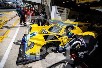 2022-06-08 - 05 CAMERON Dane (usa), COLLARD Emmanuel (fra), NASR Felipe (bra), Team Penske, Oreca 07 - Gibson, pitlane, during the free practices and qualifying sessions of the 2022 24 Hours of Le Mans, 3rd round of the 2022 FIA World Endurance Championship, on the Circuit de la Sarthe, from June 8 to 12, 2022 in Le Mans, France - 24 HEURES DU MANS 2022 - FREE PRACTICES AND QUALIFYING - ENDURANCE - MOTORS