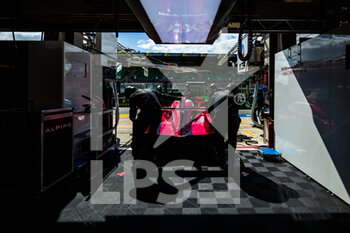 2022-06-08 - 01 WADOUX Lilou (fra), OGIER Sébastien (fra), MILESI Charles (fra), Richard Mille Racing Team, Oreca 07 - Gibson, garage, box, during the free practices and qualifying sessions of the 2022 24 Hours of Le Mans, 3rd round of the 2022 FIA World Endurance Championship, on the Circuit de la Sarthe, from June 8 to 12, 2022 in Le Mans, France - 24 HEURES DU MANS 2022 - FREE PRACTICES AND QUALIFYING - ENDURANCE - MOTORS