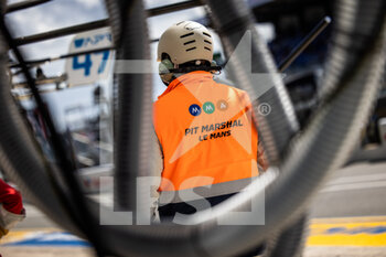 2022-06-08 - marshall, commissaire de piste, pitlane, during the free practices and qualifying sessions of the 2022 24 Hours of Le Mans, 3rd round of the 2022 FIA World Endurance Championship, on the Circuit de la Sarthe, from June 8 to 12, 2022 in Le Mans, France - 24 HEURES DU MANS 2022 - FREE PRACTICES AND QUALIFYING - ENDURANCE - MOTORS