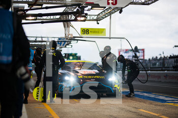 2022-06-08 - 98 DALLA LANA Paul (can), PITTARD David (gbr), THIIM Nicki (dnk), Northwest AMR, Aston Martin Vantage AMR, pitlane, during the free practices and qualifying sessions of the 2022 24 Hours of Le Mans, 3rd round of the 2022 FIA World Endurance Championship, on the Circuit de la Sarthe, from June 8 to 12, 2022 in Le Mans, France - 24 HEURES DU MANS 2022 - FREE PRACTICES AND QUALIFYING - ENDURANCE - MOTORS