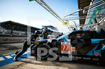 2022-06-08 - 77 RIED Christian (ger), PRIAULX Sebastian (fra), TINCKNELL Harry (gbr), Dempsey-Proton Racing, Porsche 911 RSR - 19, pitlane, during the free practices and qualifying sessions of the 2022 24 Hours of Le Mans, 3rd round of the 2022 FIA World Endurance Championship, on the Circuit de la Sarthe, from June 8 to 12, 2022 in Le Mans, France - 24 HEURES DU MANS 2022 - FREE PRACTICES AND QUALIFYING - ENDURANCE - MOTORS