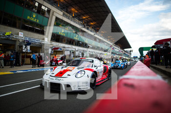 2022-06-08 - 56 IRIBE Brendan (usa), MILLROY Ollie (gbr), BARNICOAT Ben (gbr), Team Project 1, Porsche 911 RSR - 19, pitlane, during the free practices and qualifying sessions of the 2022 24 Hours of Le Mans, 3rd round of the 2022 FIA World Endurance Championship, on the Circuit de la Sarthe, from June 8 to 12, 2022 in Le Mans, France - 24 HEURES DU MANS 2022 - FREE PRACTICES AND QUALIFYING - ENDURANCE - MOTORS