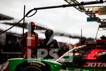 2022-06-08 - JOTA, Oreca 07 - Gibson, mechanic, mecanicien during the free practices and qualifying sessions of the 2022 24 Hours of Le Mans, 3rd round of the 2022 FIA World Endurance Championship, on the Circuit de la Sarthe, from June 8 to 12, 2022 in Le Mans, France - 24 HEURES DU MANS 2022 - FREE PRACTICES AND QUALIFYING - ENDURANCE - MOTORS