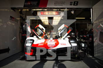 2022-06-08 - 08 BUEMI Sébastien (swi), HARTLEY Brendon (nzl), HIRAKAWA Ryo (jpn), Toyota Gazoo Racing, Toyota GR010 - Hybrid, pitlane, during the free practices and qualifying sessions of the 2022 24 Hours of Le Mans, 3rd round of the 2022 FIA World Endurance Championship, on the Circuit de la Sarthe, from June 8 to 12, 2022 in Le Mans, France - 24 HEURES DU MANS 2022 - FREE PRACTICES AND QUALIFYING - ENDURANCE - MOTORS