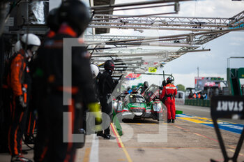 2022-06-08 - 28 RASMUSSEN Oliver (dnk), JONES Edward (gbr), ABERDEIN Jonathan (zaf), JOTA, Oreca 07 - Gibson, pitlane, during the free practices and qualifying sessions of the 2022 24 Hours of Le Mans, 3rd round of the 2022 FIA World Endurance Championship, on the Circuit de la Sarthe, from June 8 to 12, 2022 in Le Mans, France - 24 HEURES DU MANS 2022 - FREE PRACTICES AND QUALIFYING - ENDURANCE - MOTORS
