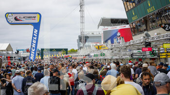 2022-06-08 - crowd, foule, fans, pitlane, during the Parade of the 2022 24 Hours of Le Mans, 3rd round of the 2022 FIA World Endurance Championship, on the Circuit de la Sarthe, on June 10, 2022 in Le Mans, France - Photo: Frederic Le Floc’h / DPPI - 24 HEURES DU MANS 2022 - PARADE - ENDURANCE - MOTORS