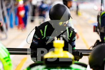 2022-06-09 - 34 SMIECHOWSKI Jakub (pol), BRUNDLE Alex (gbr), GUTIERREZ Esteban (mex), Inter Europol Competition, Oreca 07 - Gibson, mechanic, mecanicien during the free practices and qualifying sessions of the 2022 24 Hours of Le Mans, 3rd round of the 2022 FIA World Endurance Championship, on the Circuit de la Sarthe, from June 8 to 12, 2022 in Le Mans, France - 24 HEURES DU MANS 2022 - FREE PRACTICES AND QUALIFYING - PART 2 - ENDURANCE - MOTORS