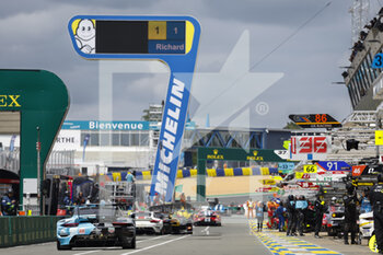 2022-06-09 - pitlane, during the free practices and qualifying sessions of the 2022 24 Hours of Le Mans, 3rd round of the 2022 FIA World Endurance Championship, on the Circuit de la Sarthe, from June 8 to 12, 2022 in Le Mans, France - 24 HEURES DU MANS 2022 - FREE PRACTICES AND QUALIFYING - PART 2 - ENDURANCE - MOTORS