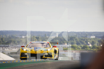 2022-06-09 - 64 MILNER Tommy (usa), TANDY Nick (gbr), SIMS Alexander (ger), Corvette Racing, Chevrolet Corvette C8.R, actionduring the free practices and qualifying sessions of the 2022 24 Hours of Le Mans, 3rd round of the 2022 FIA World Endurance Championship, on the Circuit de la Sarthe, from June 8 to 12, 2022 in Le Mans, France - 24 HEURES DU MANS 2022 - FREE PRACTICES AND QUALIFYING - PART 2 - ENDURANCE - MOTORS