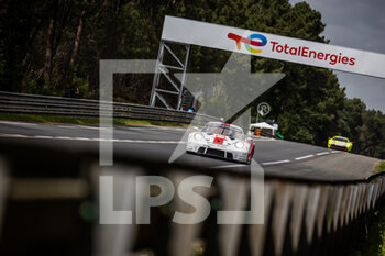 2022-06-09 - 56 IRIBE Brendan (usa), MILLROY Ollie (gbr), BARNICOAT Ben (gbr), Team Project 1, Porsche 911 RSR - 19, action during the free practices and qualifying sessions of the 2022 24 Hours of Le Mans, 3rd round of the 2022 FIA World Endurance Championship, on the Circuit de la Sarthe, from June 8 to 12, 2022 in Le Mans, France - 24 HEURES DU MANS 2022 - FREE PRACTICES AND QUALIFYING - PART 2 - ENDURANCE - MOTORS