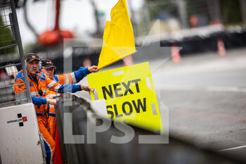 2022-06-09 - yellow flag, drapeau jaune slow zone during the free practices and qualifying sessions of the 2022 24 Hours of Le Mans, 3rd round of the 2022 FIA World Endurance Championship, on the Circuit de la Sarthe, from June 8 to 12, 2022 in Le Mans, France - 24 HEURES DU MANS 2022 - FREE PRACTICES AND QUALIFYING - PART 2 - ENDURANCE - MOTORS