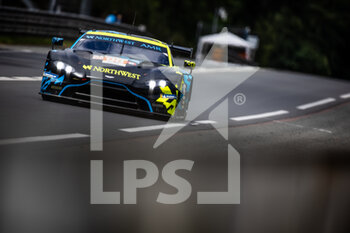 2022-06-09 - 98 DALLA LANA Paul (can), PITTARD David (gbr), THIIM Nicki (dnk), Northwest AMR, Aston Martin Vantage AMR, action during the free practices and qualifying sessions of the 2022 24 Hours of Le Mans, 3rd round of the 2022 FIA World Endurance Championship, on the Circuit de la Sarthe, from June 8 to 12, 2022 in Le Mans, France - 24 HEURES DU MANS 2022 - FREE PRACTICES AND QUALIFYING - PART 2 - ENDURANCE - MOTORS
