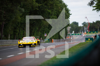 2022-06-09 - 64 MILNER Tommy (usa), TANDY Nick (gbr), SIMS Alexander (ger), Corvette Racing, Chevrolet Corvette C8.R, action, during the free practices and qualifying sessions of the 2022 24 Hours of Le Mans, 3rd round of the 2022 FIA World Endurance Championship, on the Circuit de la Sarthe, from June 8 to 12, 2022 in Le Mans, France - 24 HEURES DU MANS 2022 - FREE PRACTICES AND QUALIFYING - PART 2 - ENDURANCE - MOTORS