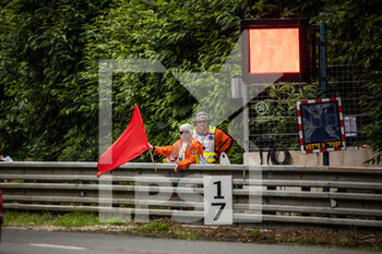 2022-06-09 - red flag, drapeau rouge during the free practices and qualifying sessions of the 2022 24 Hours of Le Mans, 3rd round of the 2022 FIA World Endurance Championship, on the Circuit de la Sarthe, from June 8 to 12, 2022 in Le Mans, France - 24 HEURES DU MANS 2022 - FREE PRACTICES AND QUALIFYING - PART 2 - ENDURANCE - MOTORS