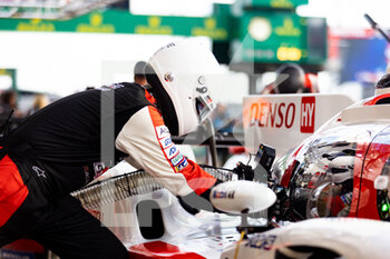 2022-06-09 - 08 BUEMI Sébastien (swi), HARTLEY Brendon (nzl), HIRAKAWA Ryo (jpn), Toyota Gazoo Racing, Toyota GR010 - Hybrid, mechanic, mecanicien during the free practices and qualifying sessions of the 2022 24 Hours of Le Mans, 3rd round of the 2022 FIA World Endurance Championship, on the Circuit de la Sarthe, from June 8 to 12, 2022 in Le Mans, France - 24 HEURES DU MANS 2022 - FREE PRACTICES AND QUALIFYING - PART 2 - ENDURANCE - MOTORS