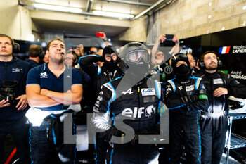 2022-06-09 - 36 NEGRAO André (bra), LAPIERRE Nicolas (fra), VAXIVIERE Matthieu (fra), Alpine Elf Team, Alpine A480 - Gibson, mechanic, mecanicien during the free practices and qualifying sessions of the 2022 24 Hours of Le Mans, 3rd round of the 2022 FIA World Endurance Championship, on the Circuit de la Sarthe, from June 8 to 12, 2022 in Le Mans, France - 24 HEURES DU MANS 2022 - FREE PRACTICES AND QUALIFYING - PART 2 - ENDURANCE - MOTORS