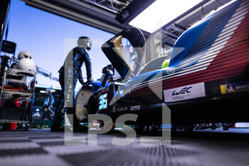 2022-06-09 - mechanic, mecanicien Alpine Elf Team, Alpine A480 - Gibson, portrait during the free practices and qualifying sessions of the 2022 24 Hours of Le Mans, 3rd round of the 2022 FIA World Endurance Championship, on the Circuit de la Sarthe, from June 8 to 12, 2022 in Le Mans, France - 24 HEURES DU MANS 2022 - FREE PRACTICES AND QUALIFYING - PART 2 - ENDURANCE - MOTORS