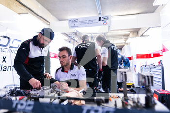 2022-06-09 - mechanic, mecanicien repairing the car after the crash, accident of 13 CIMADOMO Philippe (fra), BECHE Mathias (swi), VAN DER HELM Tijmen (nld), TDS Racing x Vaillante, Oreca 07 - Gibson, during the free practices and qualifying sessions of the 2022 24 Hours of Le Mans, 3rd round of the 2022 FIA World Endurance Championship, on the Circuit de la Sarthe, from June 8 to 12, 2022 in Le Mans, France - 24 HEURES DU MANS 2022 - FREE PRACTICES AND QUALIFYING - PART 2 - ENDURANCE - MOTORS