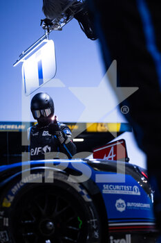 2022-06-09 - mechanic, mecanicien Alpine Elf Team, Alpine A480 - Gibson, portrait during the free practices and qualifying sessions of the 2022 24 Hours of Le Mans, 3rd round of the 2022 FIA World Endurance Championship, on the Circuit de la Sarthe, from June 8 to 12, 2022 in Le Mans, France - 24 HEURES DU MANS 2022 - FREE PRACTICES AND QUALIFYING - PART 2 - ENDURANCE - MOTORS