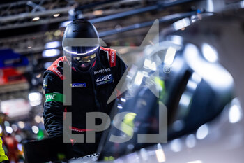 2022-06-09 - mechanic, mecanicien Team Project 1, Porsche 911 RSR - 19, pitlane, during the free practices and qualifying sessions of the 2022 24 Hours of Le Mans, 3rd round of the 2022 FIA World Endurance Championship, on the Circuit de la Sarthe, from June 8 to 12, 2022 in Le Mans, France - 24 HEURES DU MANS 2022 - FREE PRACTICES AND QUALIFYING - PART 2 - ENDURANCE - MOTORS