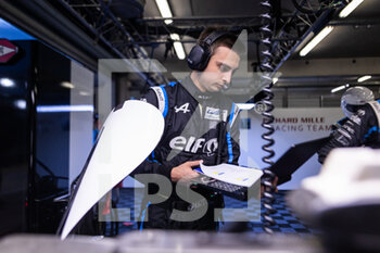 2022-06-09 - ingénieur, engineer, Alpine Elf Team, Alpine A480 - Gibson, portrait during the free practices and qualifying sessions of the 2022 24 Hours of Le Mans, 3rd round of the 2022 FIA World Endurance Championship, on the Circuit de la Sarthe, from June 8 to 12, 2022 in Le Mans, France - 24 HEURES DU MANS 2022 - FREE PRACTICES AND QUALIFYING - PART 2 - ENDURANCE - MOTORS