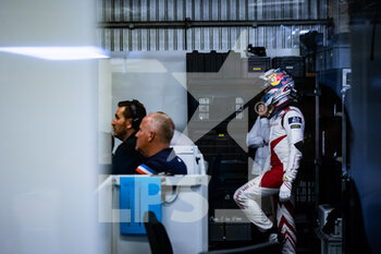 2022-06-09 - OGIER Sébastien (fra), Richard Mille Racing Team, Oreca 07 - Gibson, portrait garage, box, during the free practices and qualifying sessions of the 2022 24 Hours of Le Mans, 3rd round of the 2022 FIA World Endurance Championship, on the Circuit de la Sarthe, from June 8 to 12, 2022 in Le Mans, France - 24 HEURES DU MANS 2022 - FREE PRACTICES AND QUALIFYING - PART 2 - ENDURANCE - MOTORS
