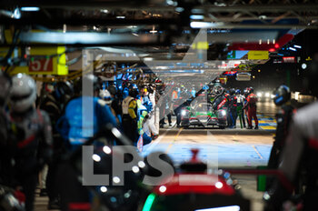 2022-06-09 - 28 RASMUSSEN Oliver (dnk), JONES Edward (gbr), ABERDEIN Jonathan (zaf), JOTA, Oreca 07 - Gibson, pitlane, during the free practices and qualifying sessions of the 2022 24 Hours of Le Mans, 3rd round of the 2022 FIA World Endurance Championship, on the Circuit de la Sarthe, from June 8 to 12, 2022 in Le Mans, France - 24 HEURES DU MANS 2022 - FREE PRACTICES AND QUALIFYING - PART 2 - ENDURANCE - MOTORS