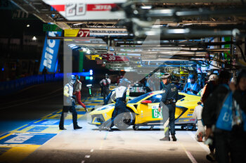 2022-06-09 - 63 GARCIA Antonio (spa), TAYLOR Jordan (usa), CATSBURG Nicky (nld), Corvette Racing, Chevrolet Corvette C8.R, pitlane, during the free practices and qualifying sessions of the 2022 24 Hours of Le Mans, 3rd round of the 2022 FIA World Endurance Championship, on the Circuit de la Sarthe, from June 8 to 12, 2022 in Le Mans, France - 24 HEURES DU MANS 2022 - FREE PRACTICES AND QUALIFYING - PART 2 - ENDURANCE - MOTORS