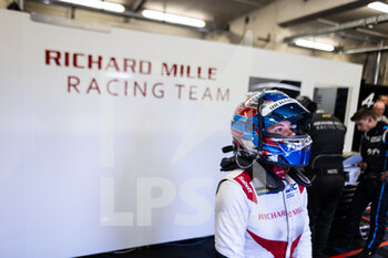 2022-06-09 - WADOUX Lilou (fra), Richard Mille Racing Team, Oreca 07 - Gibson, portrait garage, box, during the free practices and qualifying sessions of the 2022 24 Hours of Le Mans, 3rd round of the 2022 FIA World Endurance Championship, on the Circuit de la Sarthe, from June 8 to 12, 2022 in Le Mans, France - 24 HEURES DU MANS 2022 - FREE PRACTICES AND QUALIFYING - PART 2 - ENDURANCE - MOTORS