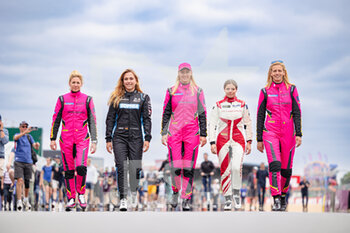 2022-06-10 - All the 5 women competing in the 2022 24 Hours of Le Mans : WADOUX Lilou (fra), Richard Mille Racing Team, Oreca 07 - Gibson, portrait FLOERSCH Sophia (ger), Algarve Pro Racing, Oreca 07 - Gibson, portrait, FREY Rahel (swi), GATTING Michelle (dnk), BOVY Sarah (bel), Iron DAMES, Ferrari 488 GTE EVO, portrait during the free practices and qualifying sessions of the 2022 24 Hours of Le Mans, 3rd round of the 2022 FIA World Endurance Championship, on the Circuit de la Sarthe, from June 8 to 12, 2022 in Le Mans, France - 24 HEURES DU MANS 2022 - FREE PRACTICES AND QUALIFYING - PART 2 - ENDURANCE - MOTORS