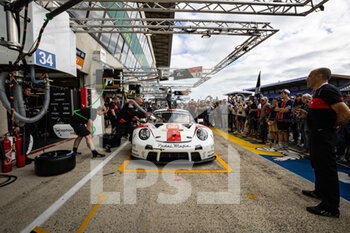 2022-06-10 - 56 IRIBE Brendan (usa), MILLROY Ollie (gbr), BARNICOAT Ben (gbr), Team Project 1, Porsche 911 RSR - 19, tyre, pneu, pitstop during the 2022 24 Hours of Le Mans, 3rd round of the 2022 FIA World Endurance Championship, on the Circuit de la Sarthe, from June 11 to 12, 2022 in Le Mans, France - 24 HEURES DU MANS 2022 - PART 1 - ENDURANCE - MOTORS