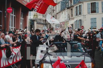 2022-06-10 - CONWAY Mike (gbr), KOBAYASHI Kamui (jpn), LOPEZ Jose Maria (arg), Toyota Gazoo Racing, Toyota GR010 - Hybrid, ambiance during the Parade of the 2022 24 Hours of Le Mans, 3rd round of the 2022 FIA World Endurance Championship, on the Circuit de la Sarthe, on June 10, 2022 in Le Mans, France - 24 HEURES DU MANS 2022 - PARADE - ENDURANCE - MOTORS