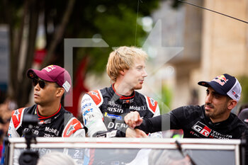 2022-06-10 - HARTLEY Brendon (nzl), Toyota Gazoo Racing, Toyota GR010 - Hybrid, portrait during the Parade of the 2022 24 Hours of Le Mans, 3rd round of the 2022 FIA World Endurance Championship, on the Circuit de la Sarthe, on June 10, 2022 in Le Mans, France - 24 HEURES DU MANS 2022 - PARADE - ENDURANCE - MOTORS