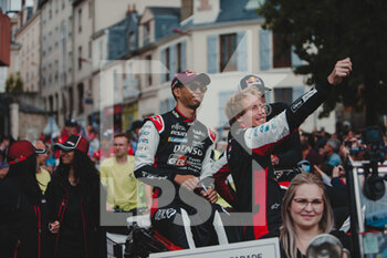 2022-06-10 - BUEMI Sébastien (swi), HARTLEY Brendon (nzl), HIRAKAWA Ryo (jpn), Toyota Gazoo Racing, Toyota GR010 - Hybrid, ambiance during the Parade of the 2022 24 Hours of Le Mans, 3rd round of the 2022 FIA World Endurance Championship, on the Circuit de la Sarthe, on June 10, 2022 in Le Mans, France - 24 HEURES DU MANS 2022 - PARADE - ENDURANCE - MOTORS