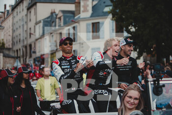 2022-06-10 - BUEMI Sébastien (swi), HARTLEY Brendon (nzl), HIRAKAWA Ryo (jpn), Toyota Gazoo Racing, Toyota GR010 - Hybrid, ambiance during the Parade of the 2022 24 Hours of Le Mans, 3rd round of the 2022 FIA World Endurance Championship, on the Circuit de la Sarthe, on June 10, 2022 in Le Mans, France - 24 HEURES DU MANS 2022 - PARADE - ENDURANCE - MOTORS