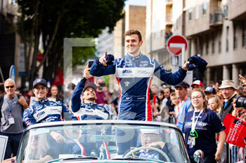2022-06-10 - HANSON Philip (gbr), United Autosports USA, Oreca 07 - Gibson, portrait during the Parade of the 2022 24 Hours of Le Mans, 3rd round of the 2022 FIA World Endurance Championship, on the Circuit de la Sarthe, on June 10, 2022 in Le Mans, France - 24 HEURES DU MANS 2022 - PARADE - ENDURANCE - MOTORS
