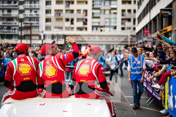 2022-06-10 - 51 PIER GUIDI Alessandro (ita), CALADO James (gbr), SERRA Daniel (bra), AF Corse, Ferrari 488 GTE EVO, during the Parade of the 2022 24 Hours of Le Mans, 3rd round of the 2022 FIA World Endurance Championship, on the Circuit de la Sarthe, on June 10, 2022 in Le Mans, France - 24 HEURES DU MANS 2022 - PARADE - ENDURANCE - MOTORS