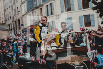 2022-06-10 - GARCIA Antonio (spa), TAYLOR Jordan (usa), CATSBURG Nicky (nld), Corvette Racing, Chevrolet Corvette C8.R, ambiance during the Parade of the 2022 24 Hours of Le Mans, 3rd round of the 2022 FIA World Endurance Championship, on the Circuit de la Sarthe, on June 10, 2022 in Le Mans, France - 24 HEURES DU MANS 2022 - PARADE - ENDURANCE - MOTORS