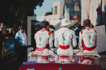 2022-06-10 - GELAEL Sean (idn), FRIJNS Robin (nld), RAST René (ger), WRT, Oreca 07 - Gibson, ambiance during the Parade of the 2022 24 Hours of Le Mans, 3rd round of the 2022 FIA World Endurance Championship, on the Circuit de la Sarthe, on June 10, 2022 in Le Mans, France - 24 HEURES DU MANS 2022 - PARADE - ENDURANCE - MOTORS