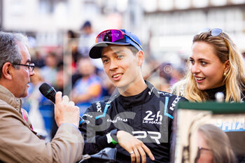 2022-06-10 - AITKEN Jack (gbr), Algarve Pro Racing, Oreca 07 - Gibson, portrait during the Parade of the 2022 24 Hours of Le Mans, 3rd round of the 2022 FIA World Endurance Championship, on the Circuit de la Sarthe, on June 10, 2022 in Le Mans, France - 24 HEURES DU MANS 2022 - PARADE - ENDURANCE - MOTORS