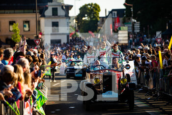 2022-06-10 - 28 RASMUSSEN Oliver (dnk), JONES Edward (gbr), ABERDEIN Jonathan (zaf), JOTA, Oreca 07 - Gibson, ambiance during the Parade of the 2022 24 Hours of Le Mans, 3rd round of the 2022 FIA World Endurance Championship, on the Circuit de la Sarthe, on June 10, 2022 in Le Mans, France - 24 HEURES DU MANS 2022 - PARADE - ENDURANCE - MOTORS